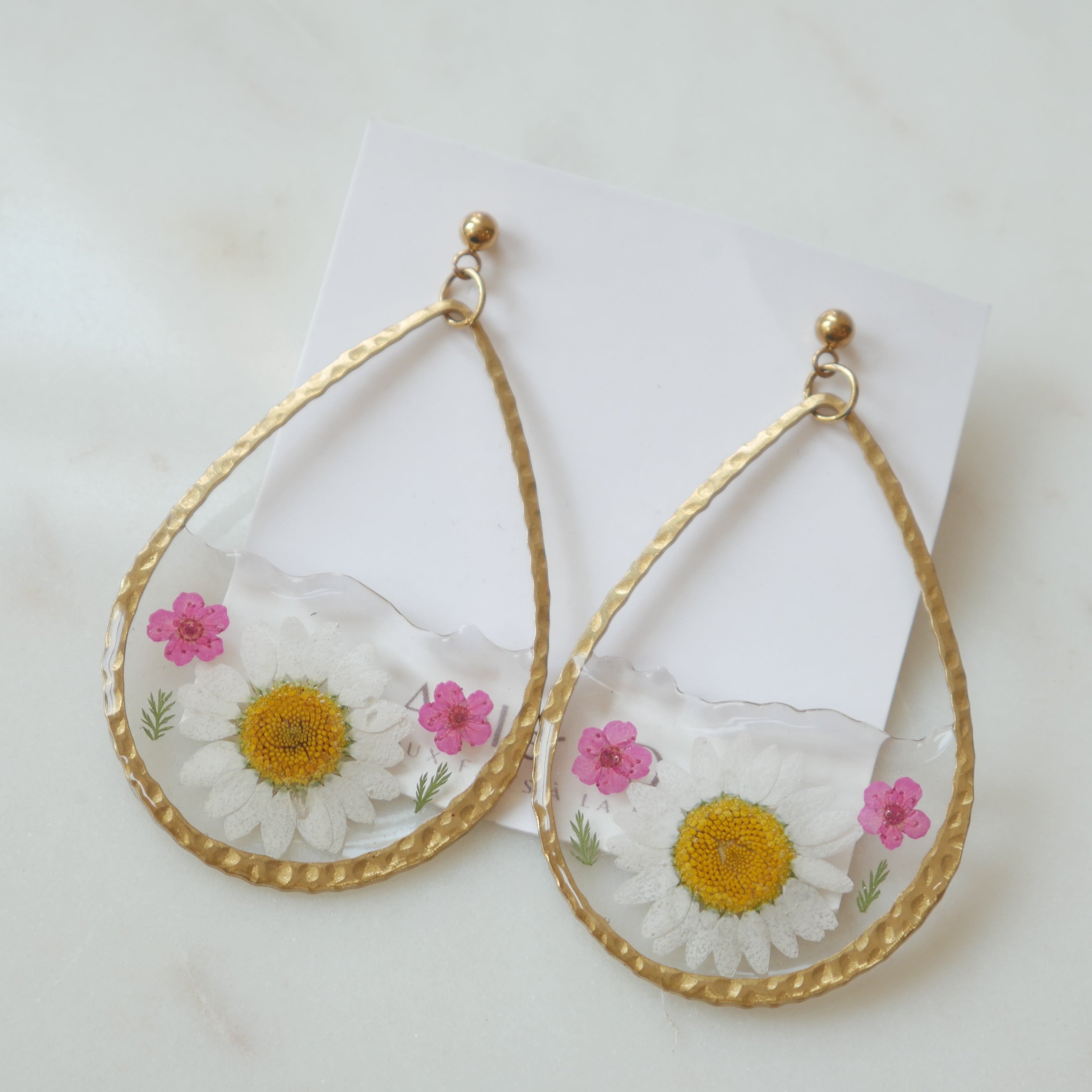 Boucles d'oreilles Odile - marguerite et spirées roses