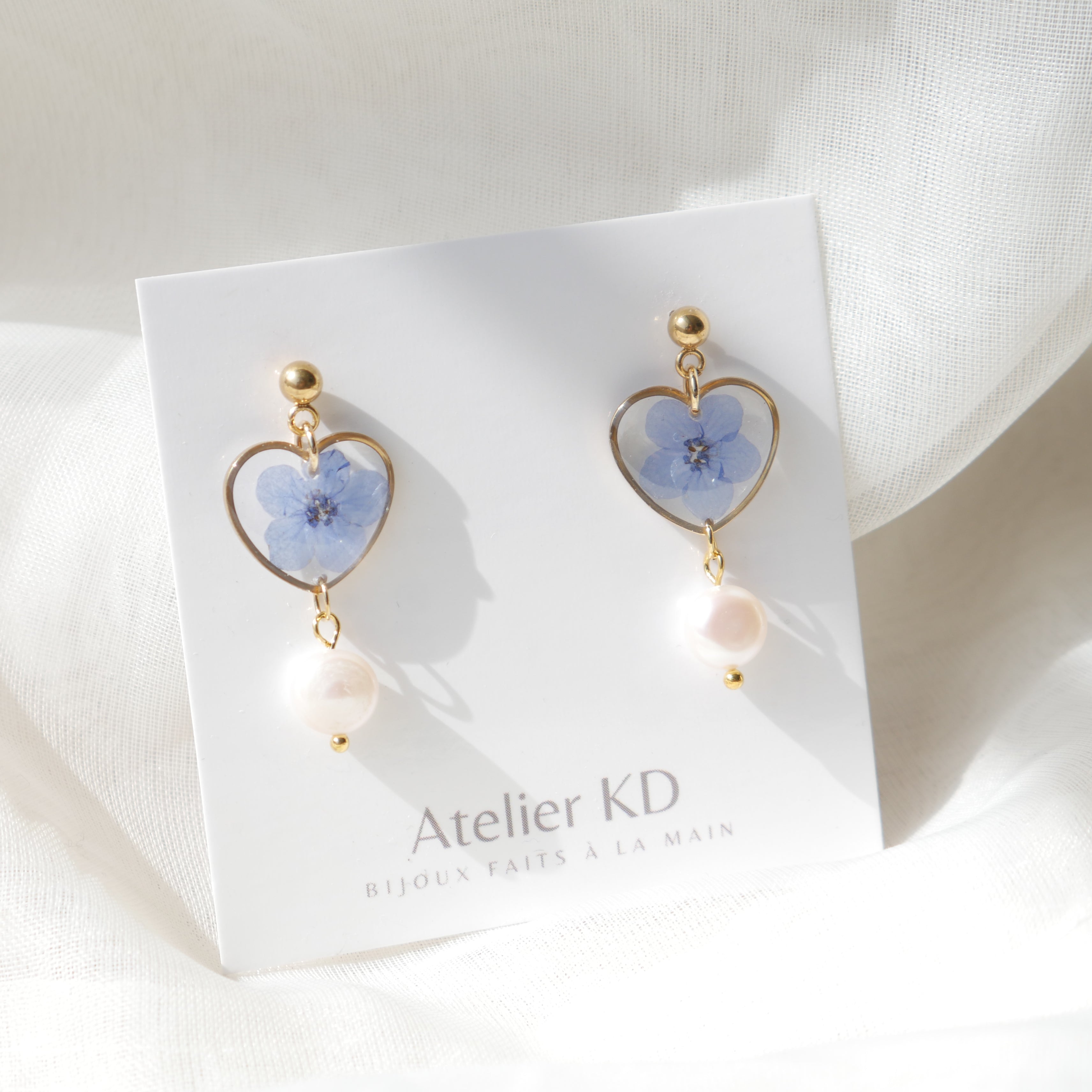Boucles d'oreilles myosotis et perles - coeur 16mm