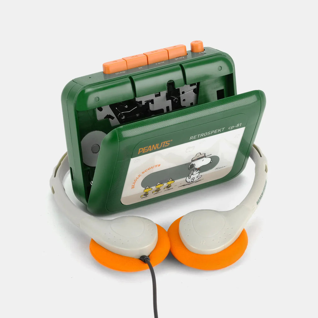 PEANUTS BEAGLE SCOUTS RETROSPEKT CP-81 PORTABLE CASSETTE PLAYER