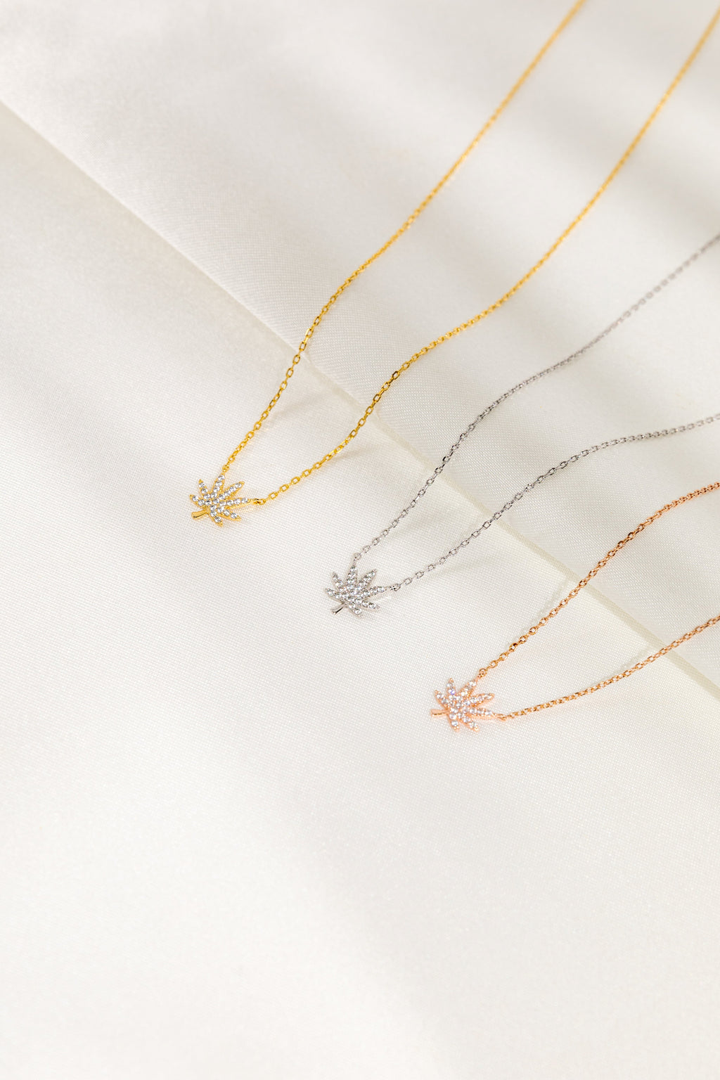 SILVER CANNABIS LEAF NECKLACE