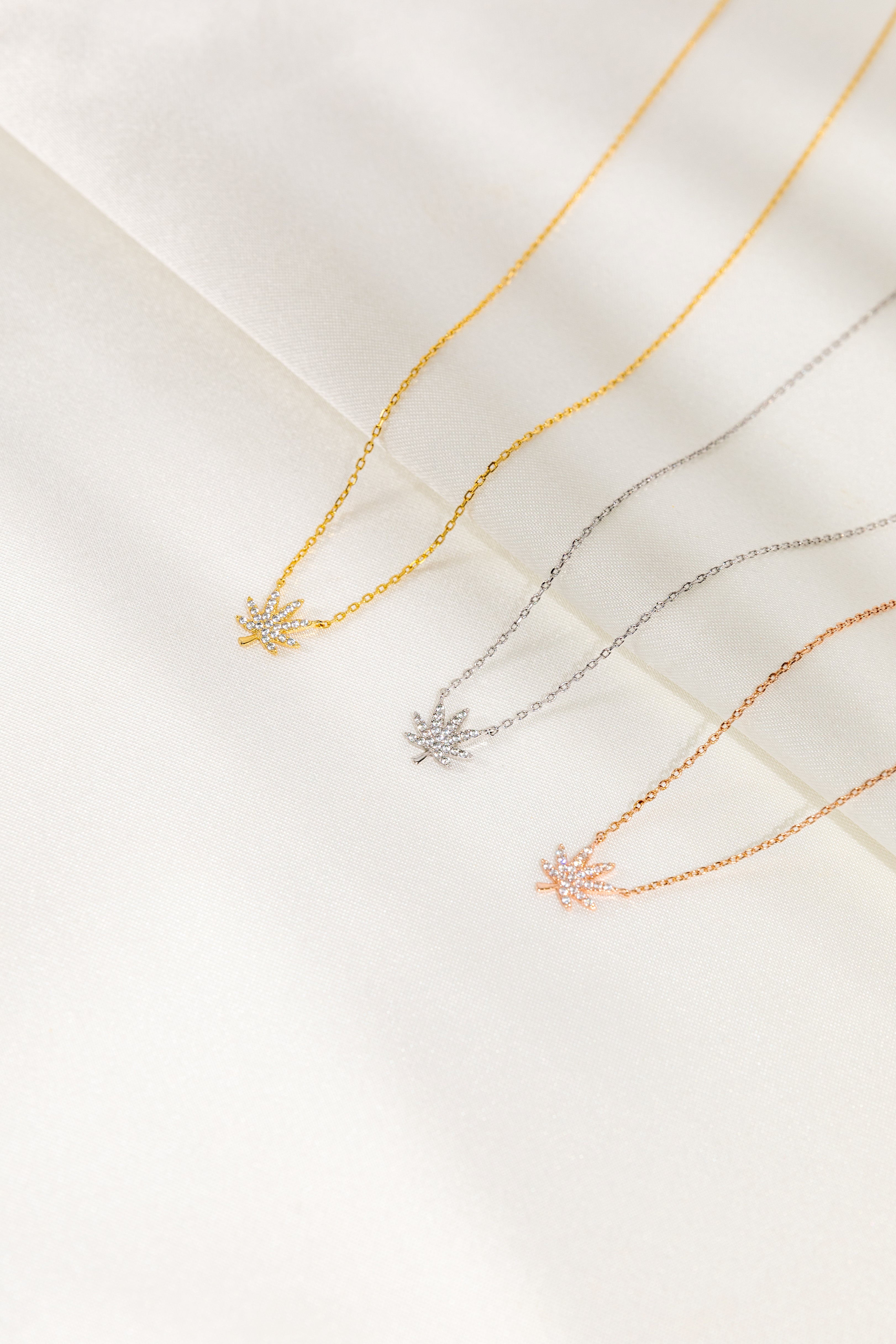 SILVER CANNABIS LEAF NECKLACE