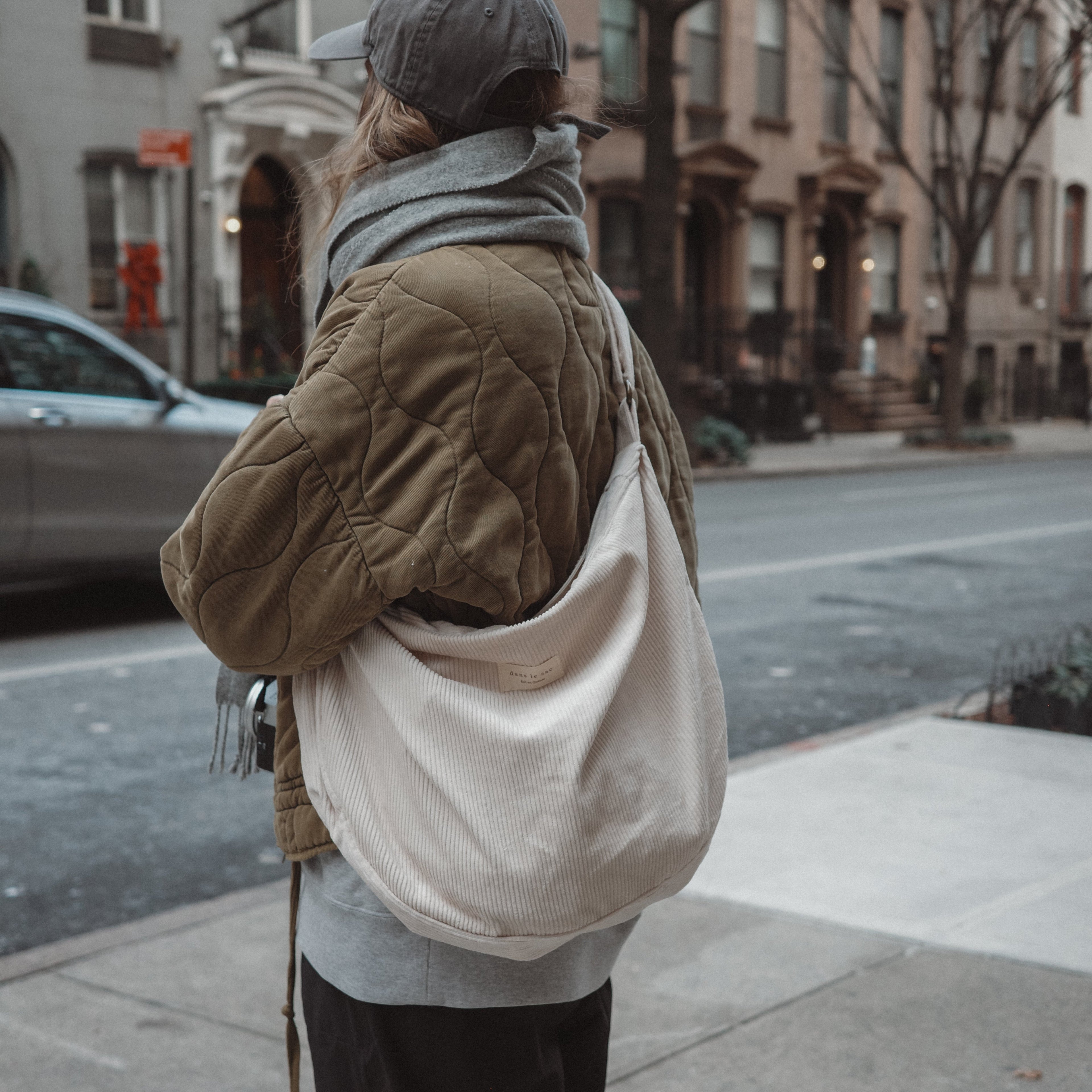 Sac croissant en corduroy | Bandoulière ajustable