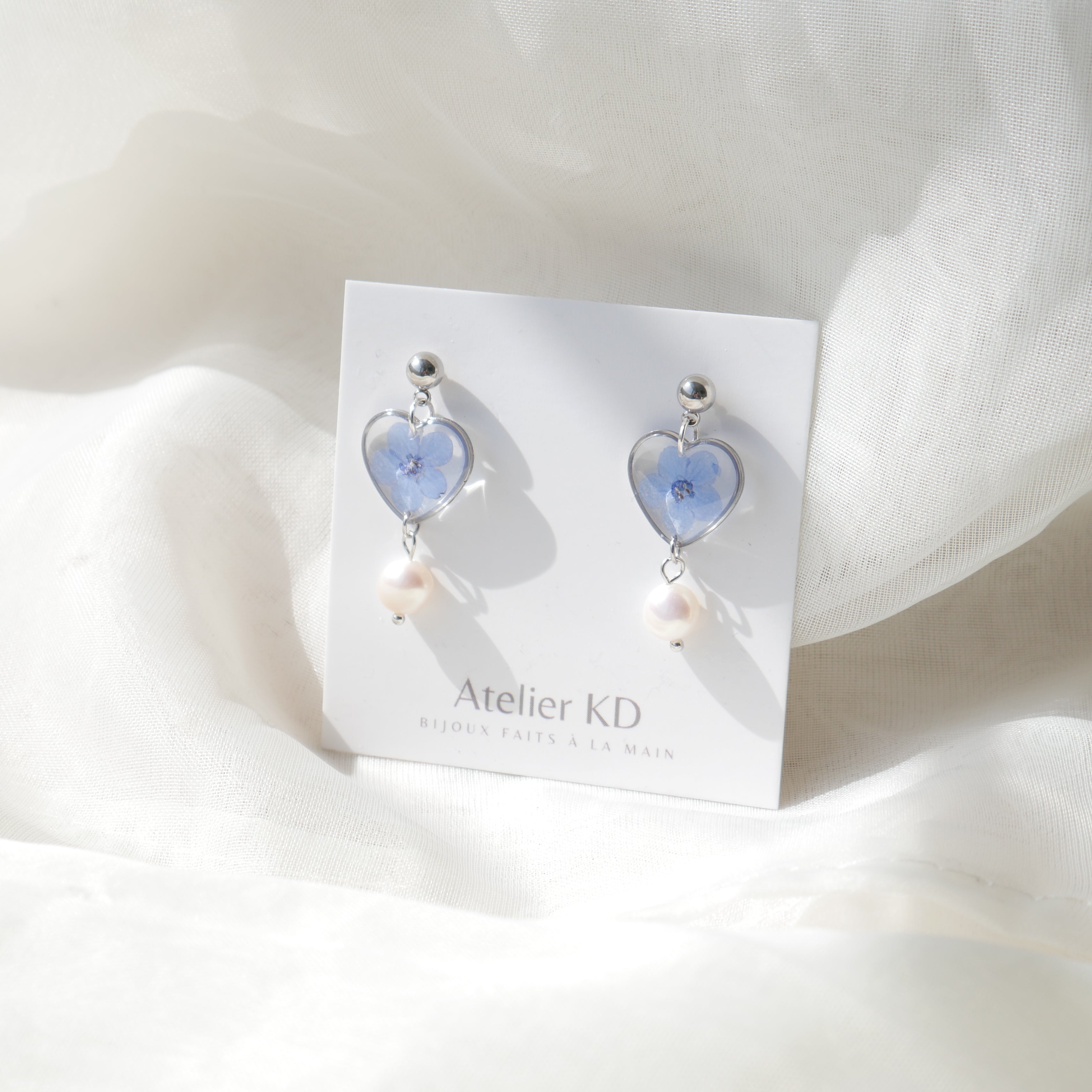 Boucles d'oreilles myosotis et perles - coeur 16mm