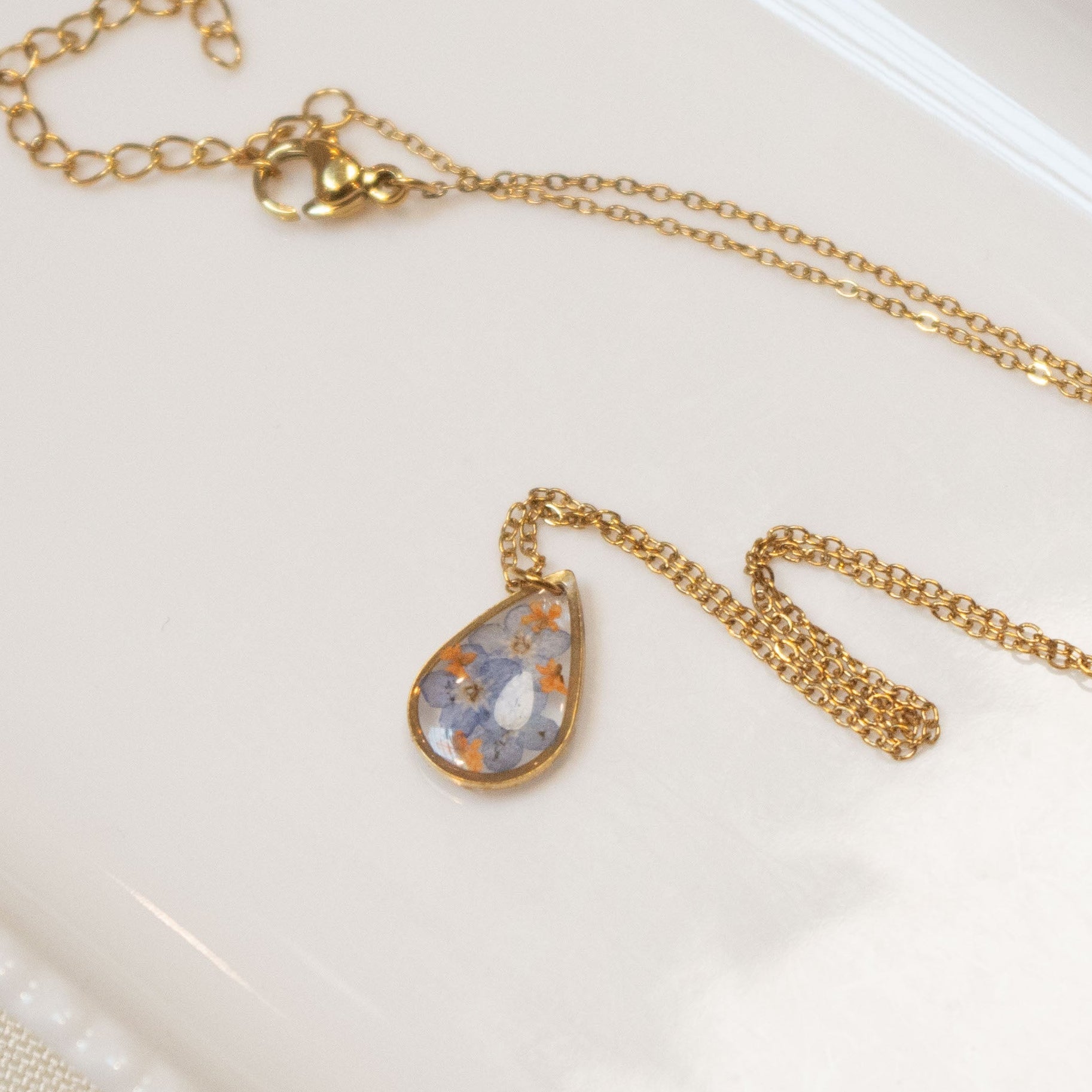 Collier Myosotis et fleurs de carottes oranges - petites gouttes