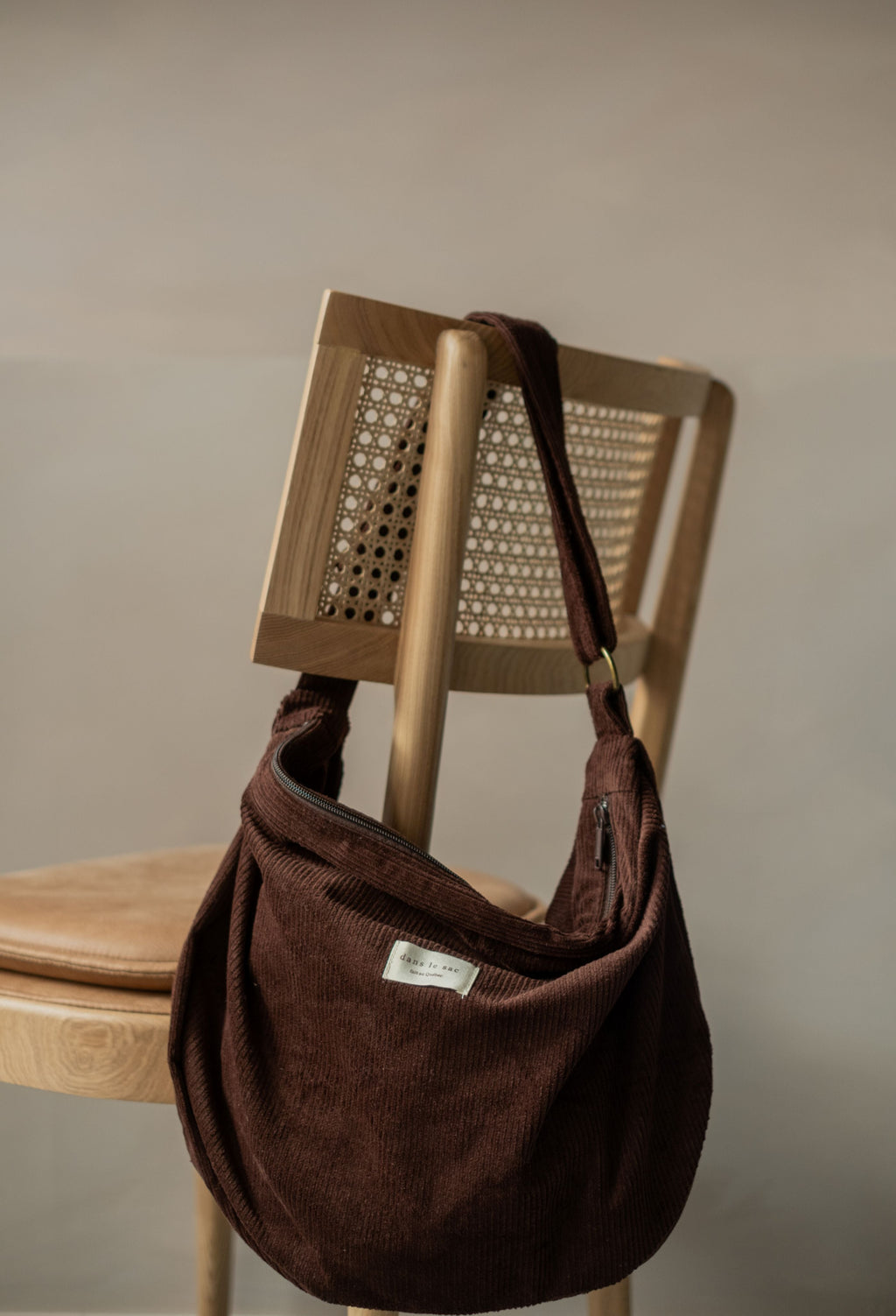 Sac croissant en corduroy | Bandoulière ajustable