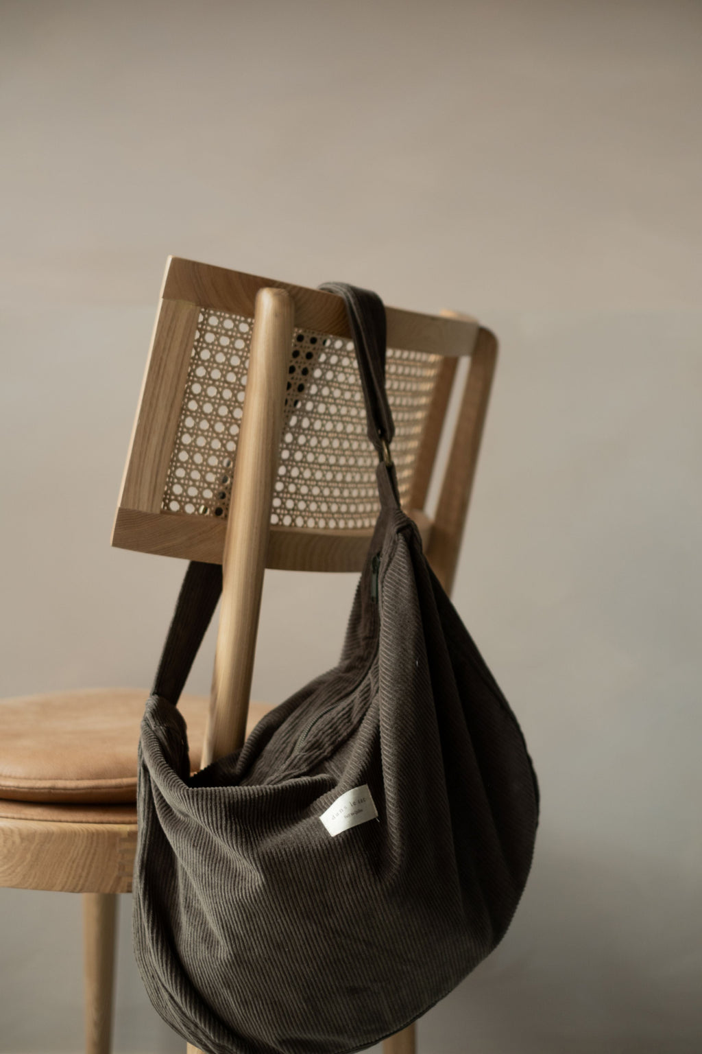 Sac croissant en corduroy | Bandoulière ajustable