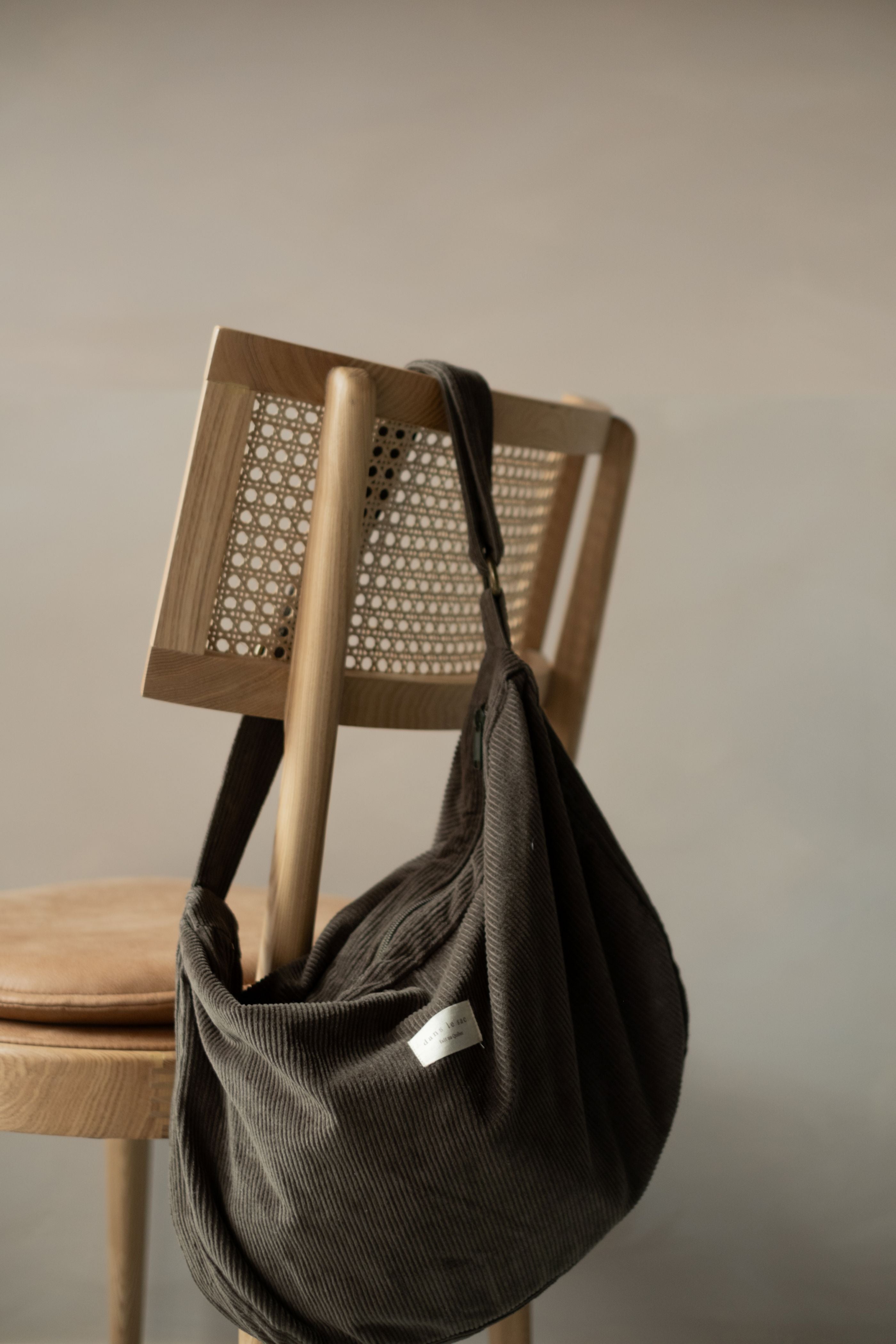 Sac croissant en corduroy | Bandoulière ajustable