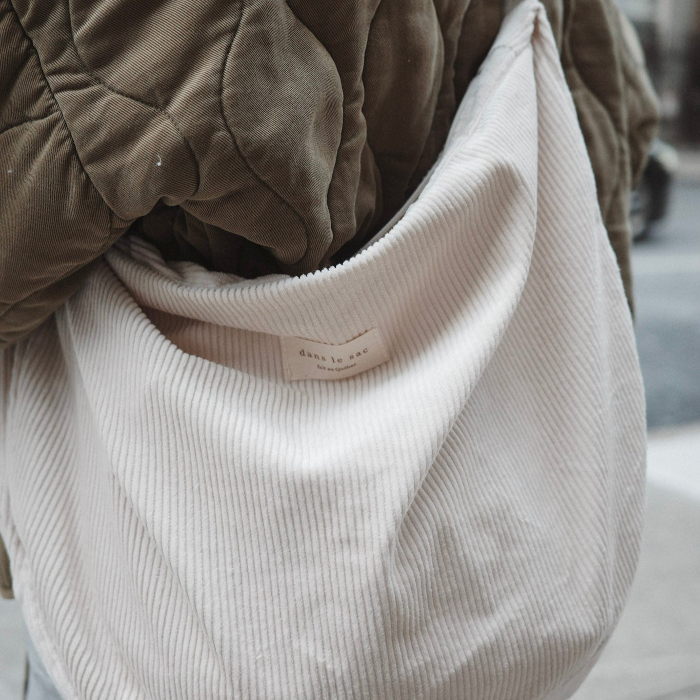 Sac croissant en corduroy | Bandoulière ajustable
