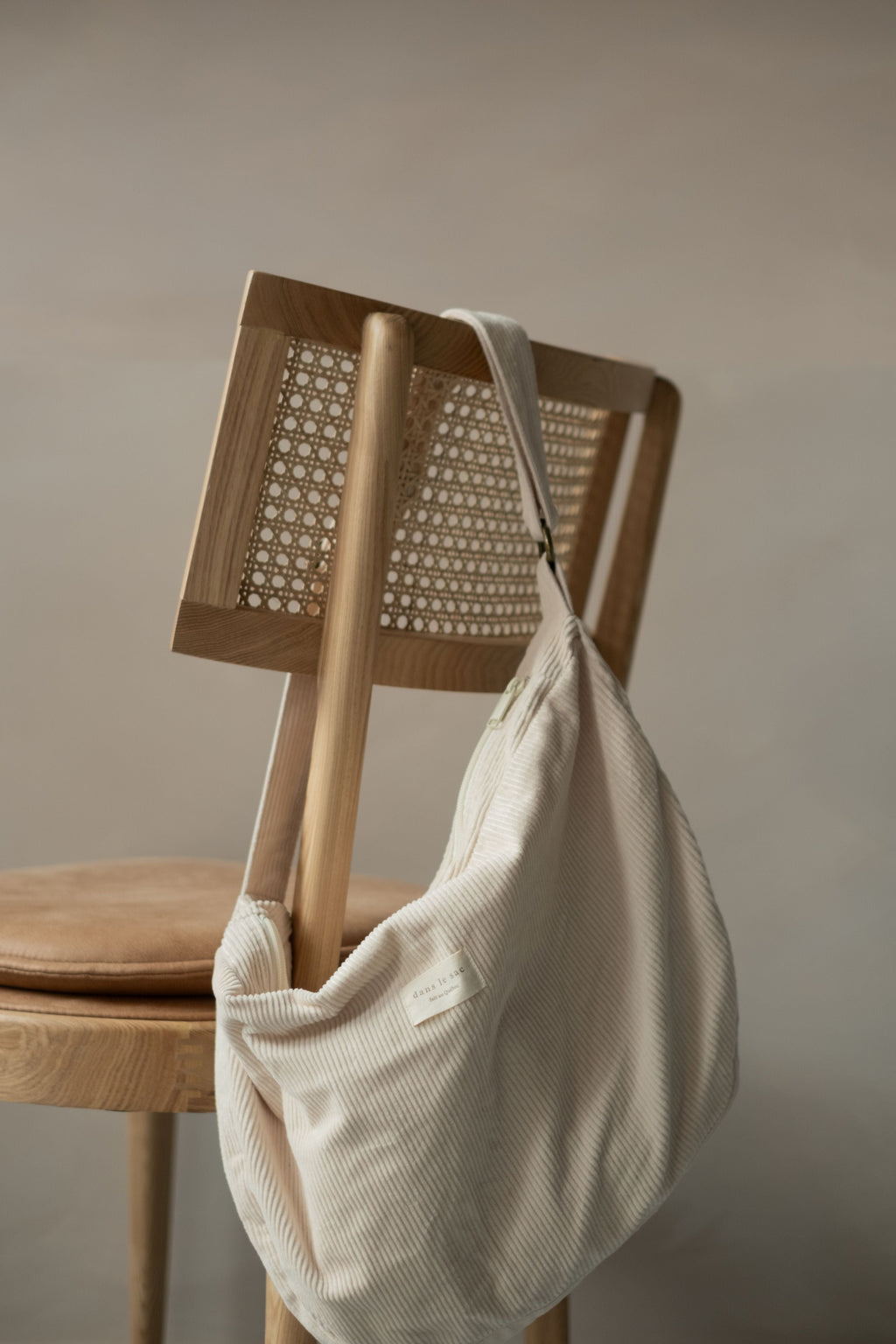 Sac croissant en corduroy | Bandoulière ajustable